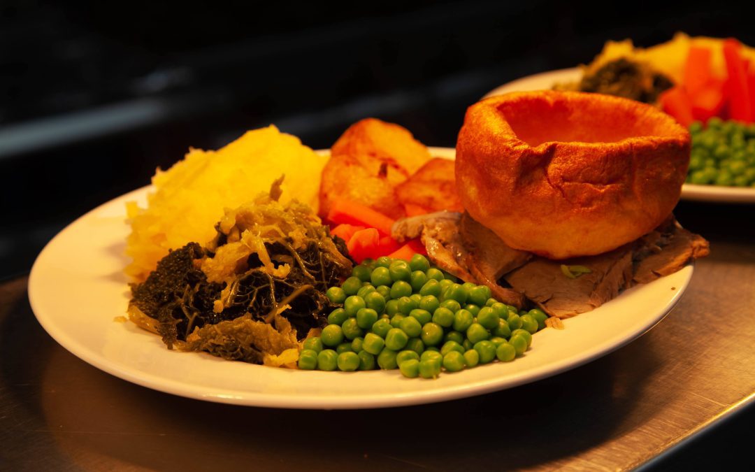 🎤 SUNDAYS JUST GOT DELICIOUSLY ENTERTAINING! 🍽️🎶